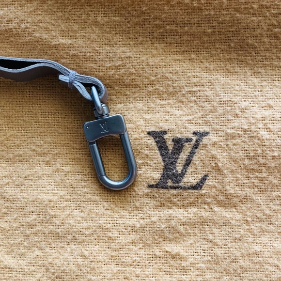 LOUIS VUITTON
Epi Pochette - Picture 7 of 8